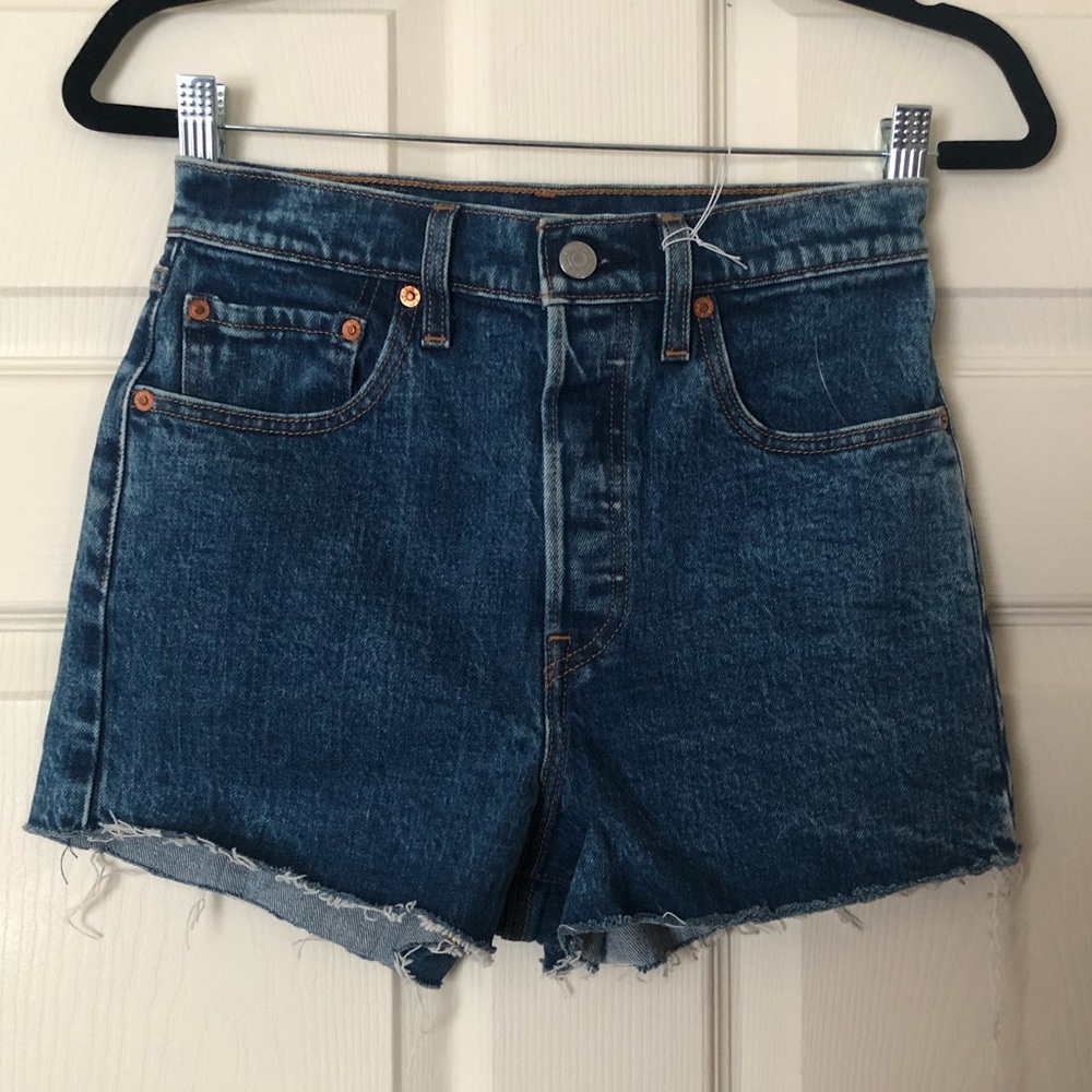 Lulus🖤Levi’s Ribcage Shorts - Picture 6 of 16